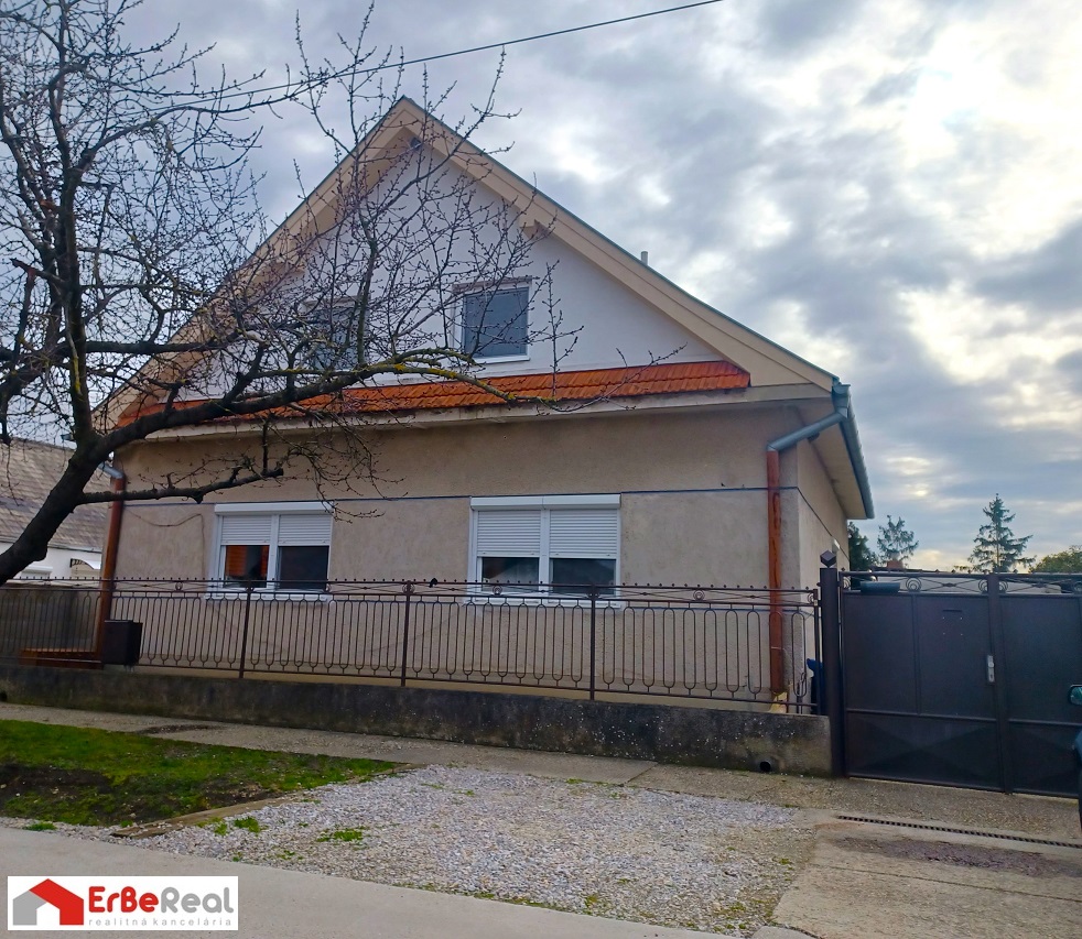 ZNÍŽENÁ CENA !!! Predaj 8 izbového rodinného domu v Matúškove.